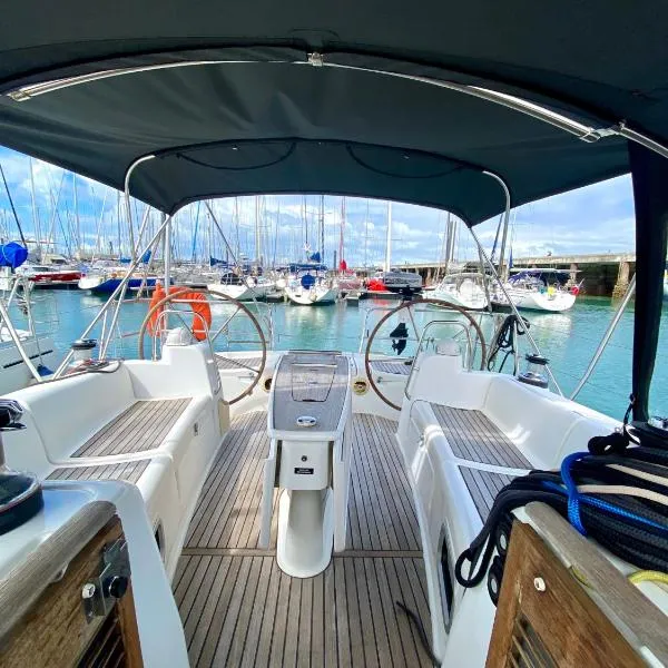 Expérience à bord à La Rochelle sur un voilier Océanis 40, hotel in La Rochelle