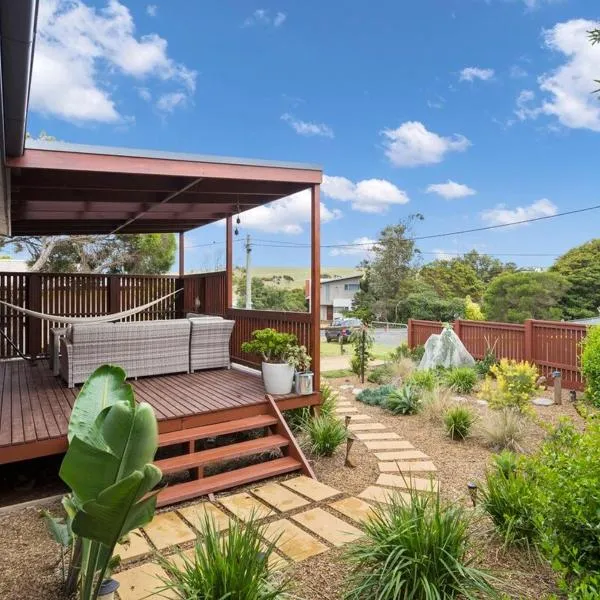 Stylish Zen Bungalow w Firepit + Walk to Beach, hotel in Smiths Beach