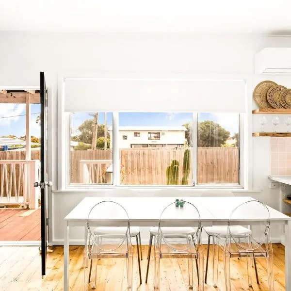 Retro Bungalow near Beach and Shops, hotel in Cowes