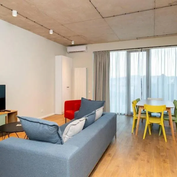 Stylish 2 BR 2 Balconies Apartment In Old Tbilisi, hotel v destinaci Tbilisi City