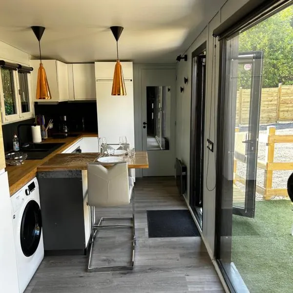 Tiny house avec jardin clos et privatif proche Disneyland et parc des félins, hotel em Saint-Augustin