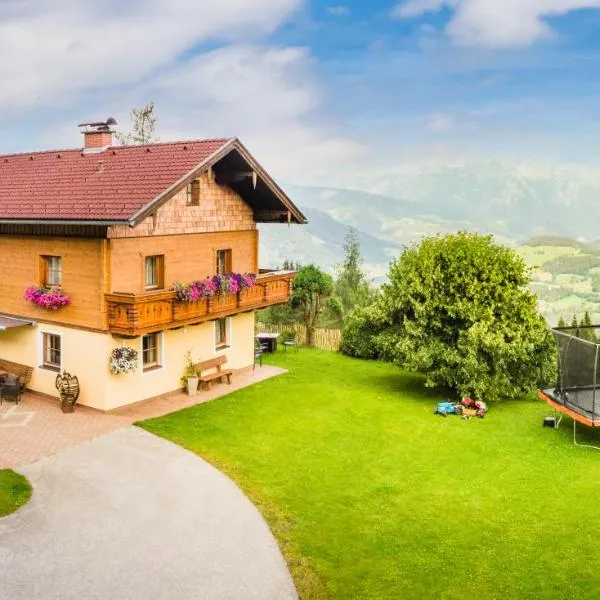 Panorama Chalet mit Sauna Höllmaishof, hotel v destinaci Bischofshofen
