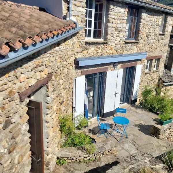 Chambre et terrasse dans une ancienne bergerie – hotel w mieście Olargues