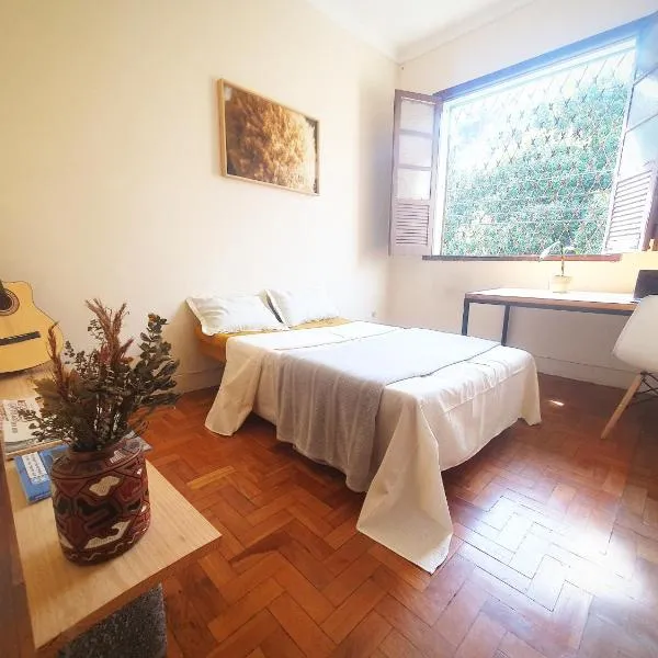 Quarto Casal com Janela Casa Caramel، فندق في بيلو هوريزونتي