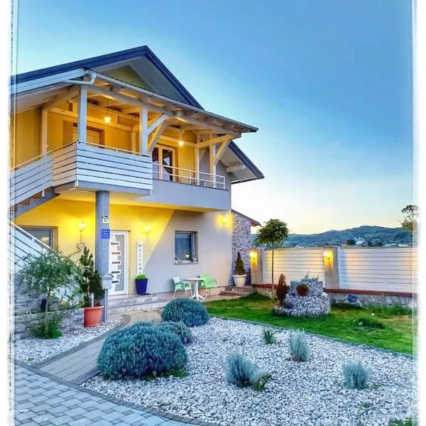 Ferienwohnung Luna mit Pool, hotel u gradu Brinje