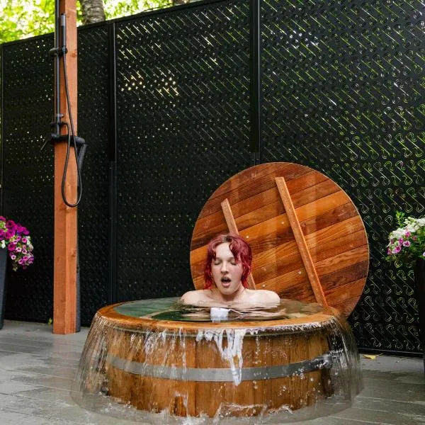 Purple City Retreats - Luxury Yurt & Spa, hotel v destinaci Portland