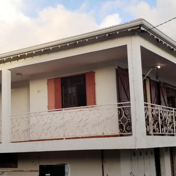 Haut de villa créole, vue sur mer，位于Baillif的酒店