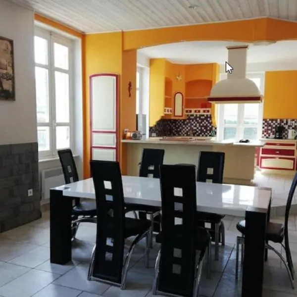 Maison de 100m2 au cœur d'une pension équestre Les Sabots de Nina、Marcollinのホテル