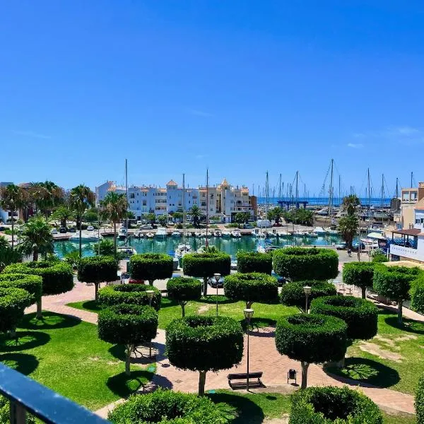 Luminoso ático en el Puerto de Almerimar, hotell i Almerimar