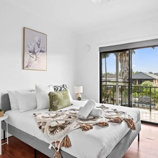 Cozy Private Double Room - Near Stations & Shops - Shared Bathroom, hotel in Bankstown