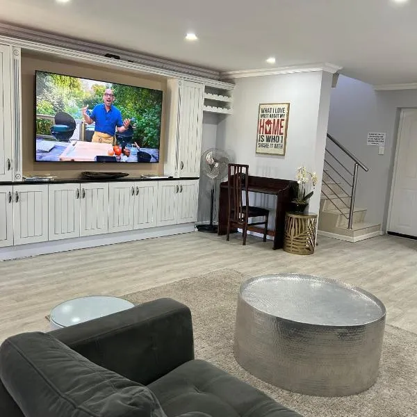 Sky Holiday House, hotel di East London