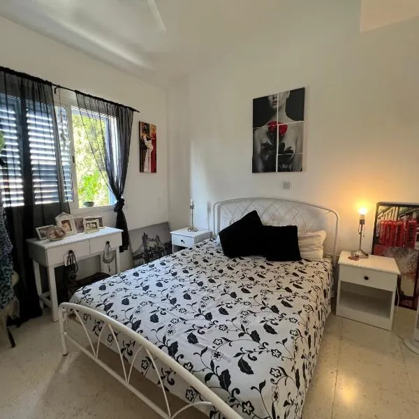 Natalia's 1 Bedroom Apartemnt, hotel di Paphos