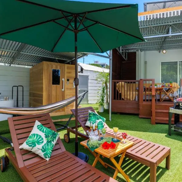 新規オープン サウナ BBQ ジャグジー付き 最大9名 無料駐車場4台 ビーチまで車で5分 SKY House、うるま市のホテル