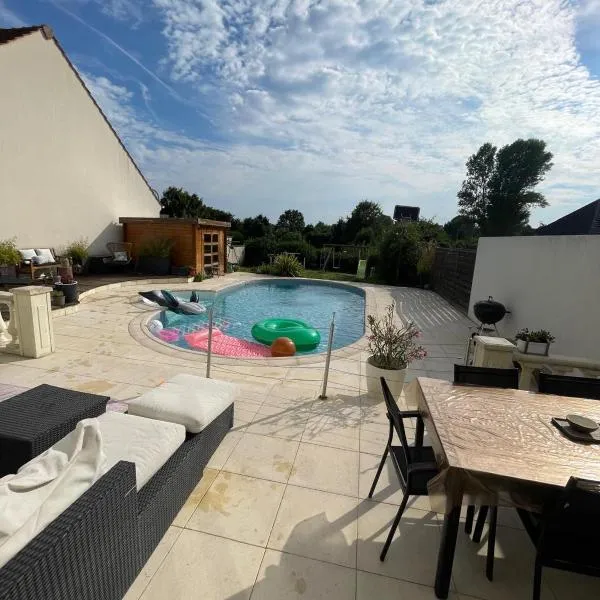 Maison avec piscine proche de Paris, hotel v destinaci Groslay