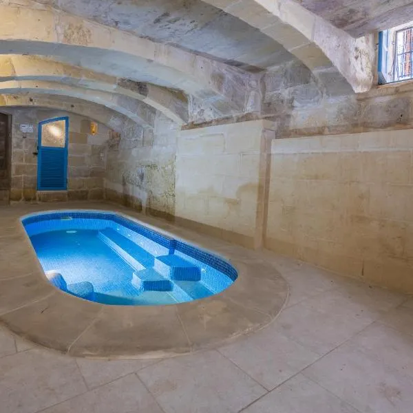 Room 3 - family room x 3 by Solea, hotel in Għarb