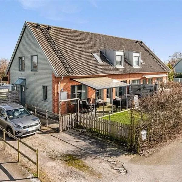 5-Bed-Rooms House with Jacuzzi, Free Parking, and 2 Toilets-Bath in Malmö, hotel v destinaci Malmö