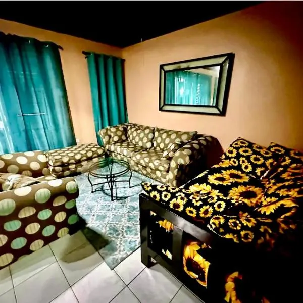 Seaside 2 Bedroom Oasis at 7 Miles Beach, Negril, Point Village, hotel v Negrilu