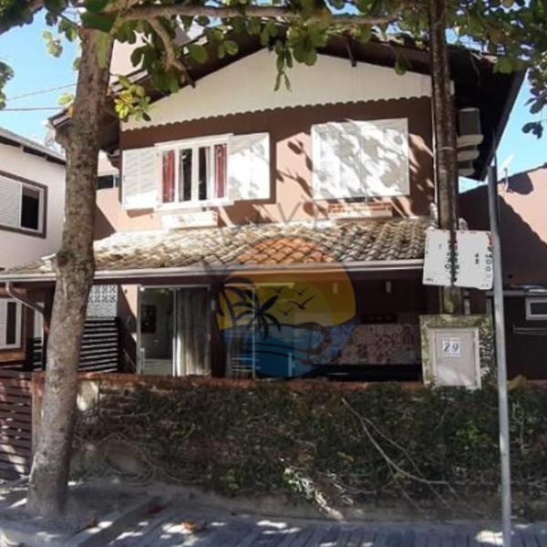 Linda Casa com 03 Dormitórios - 30 Metros até até a Praia