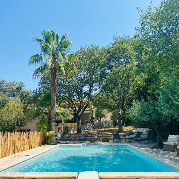 Magnifique Villa typique du Sud avec Piscine privée et jardin méditerranéen, hotel v destinaci Saint-Vincent-de-Barbeyrargues