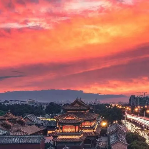 Happy Dragon Courtyard- Newly renovated with French Windows, Near Tian'AnMen Forbidden City,Lama Temple and Heaven Temple, 3minutes walk from Subway,Fluent English speaking with tourist sights tickets service ,Free coffee &laundry Service，北京的飯店