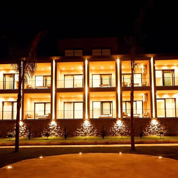 Aurum Hotel, hotel di Palasë
