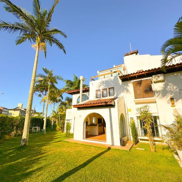 Apto estilo casa em condomínio com piscina na beira da praia