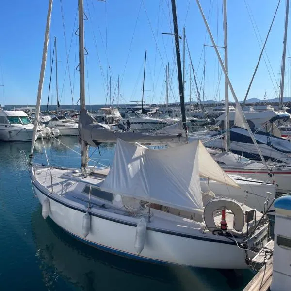 Yacht Studio Galarne, hotel v destinaci Saint-Raphaël