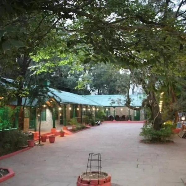 Hilltop Manor, hotel v destinaci Bhimtal