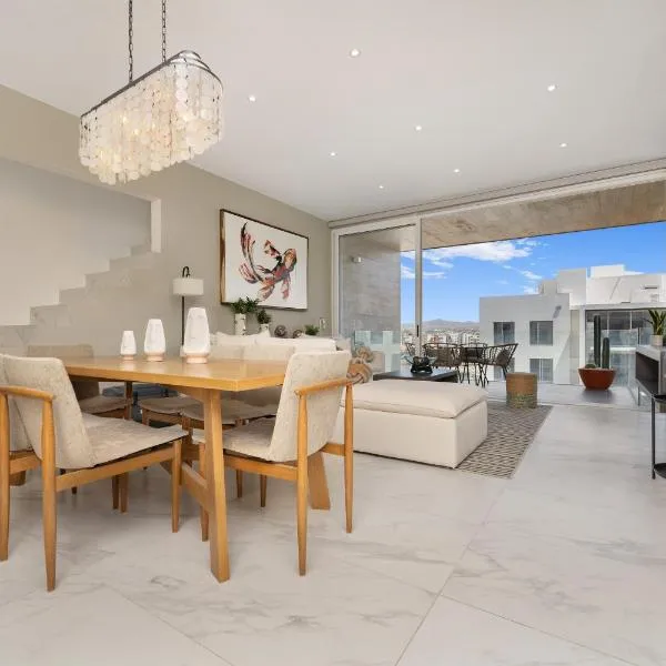 New Penthouse in Medano with Jacuzzi and Terrace, hotel in Cabo San Lucas