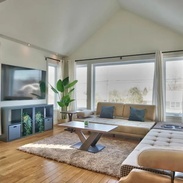 Dynamite 2-Bedroom House, Garage, Sleeps 6, hotel v destinaci Sherbrooke