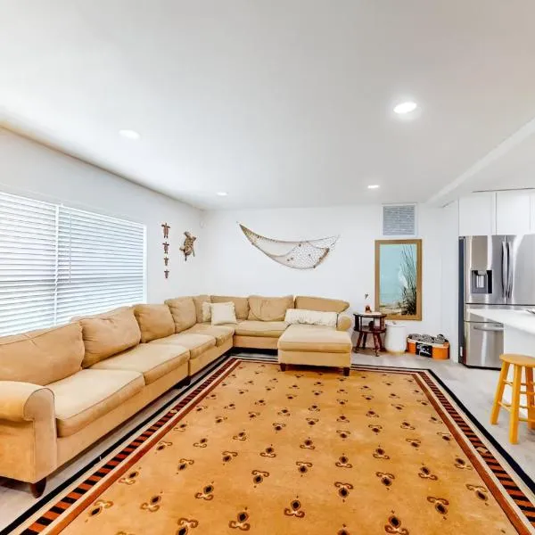 Spacious 4 bedroom 3 bath Clearwater Vacation House Cowboy Pool Fire Pit Games Close to Clearwater Beach Biking Trail Farmers Markets Harbor Health Spa Baycare Ballpark and Ruth Eckerd Hall Golf Courses: Clearwater şehrinde bir otel