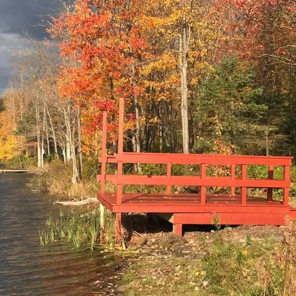 Hidden Lakefront Retreat, hotel v destinaci Sherburne