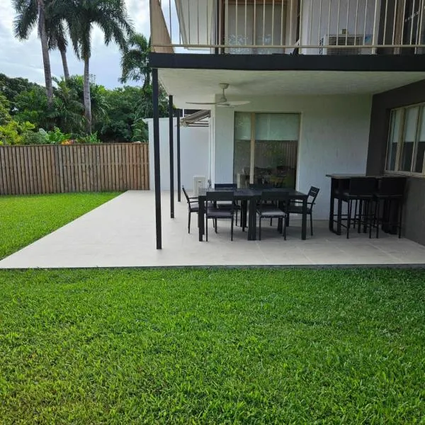 Reef Terraces on St Crispins - Villa 2, hotel v destinaci Port Douglas