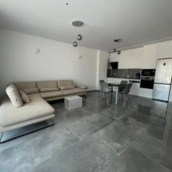 Rent Apartament Lalzy Bay, hotel in Durrës
