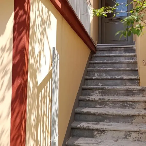 Lais Apartment in the old square of Liapades, hôtel à Liapades