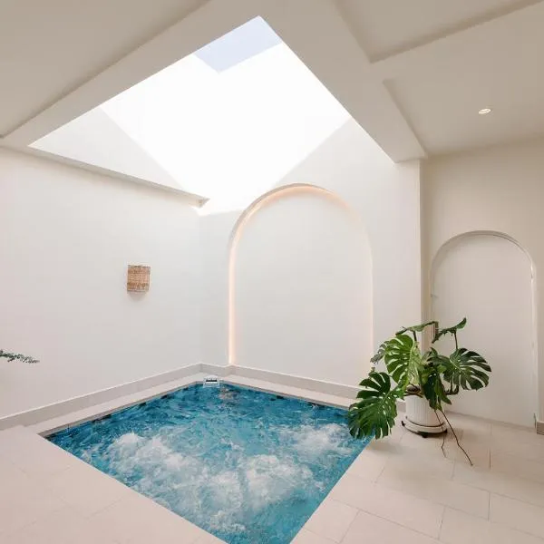Mint Villa with Jacuzzi Pool, hotel v destinaci George Town