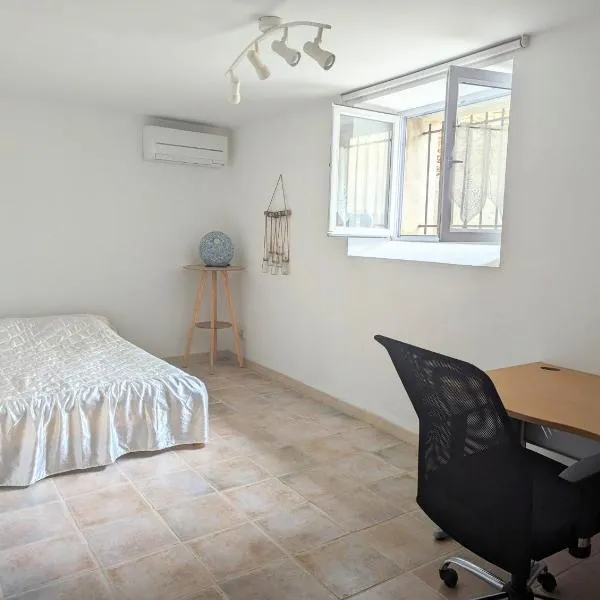 Chambre climatisée avec espaces privatifs dont salle de bain et WC, hotel v destinaci La Livinière
