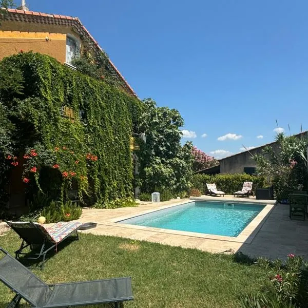 La Cassiopée – hotel w mieście Caromb