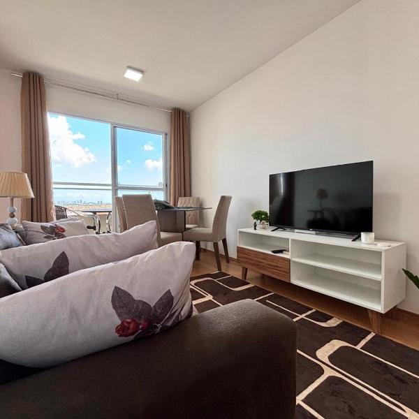 Apartamento com varanda 9 min da praia na Cohama