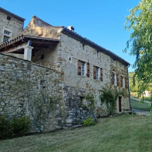 Mas XVIIIème au cœur de la Drôme provençale, hotel v destinaci Béconne