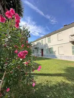 La casa nel Monferrato "LA CONTENTËSSA", hotel v destinaci Asti