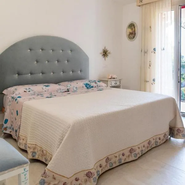 RoRo Home Via Del Mare, hotel v destinaci Orosei