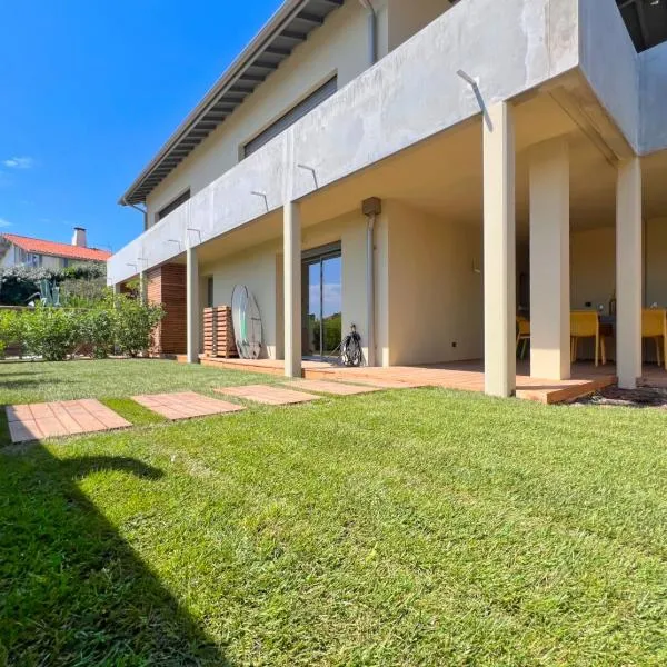 Premium surf lodge, hotel v destinaci Capbreton