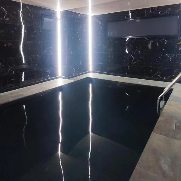 R luxury piscine et spa privatifs, hotel v destinaci Colmar