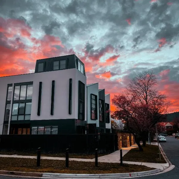 Green Rooms Braddon - Designer Micro Apartments, хотел в Braddon