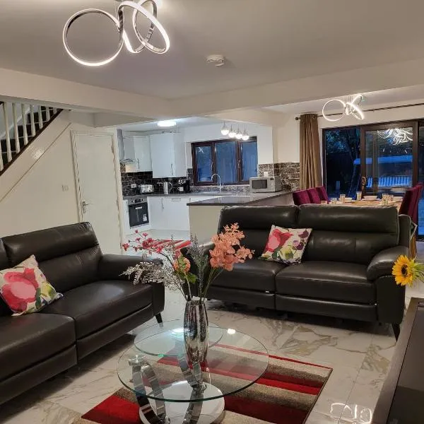 2023 & 2024 Winner of Travellers Award - Four Bedroom Houses & Studio Apartments - HS2 Contractors - NEC - Birmingham Airport - BCU & Aston University - Heartland Hospital - Jaguar - Star City, hotel en Birmingham