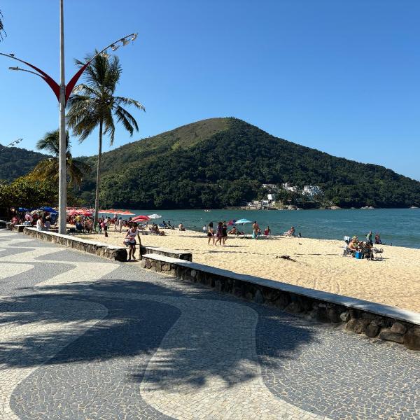 Desfrute bons momentos na praia Martim de Sá Pé na areia Aceitamos Pet pequeno porte - Foto 2