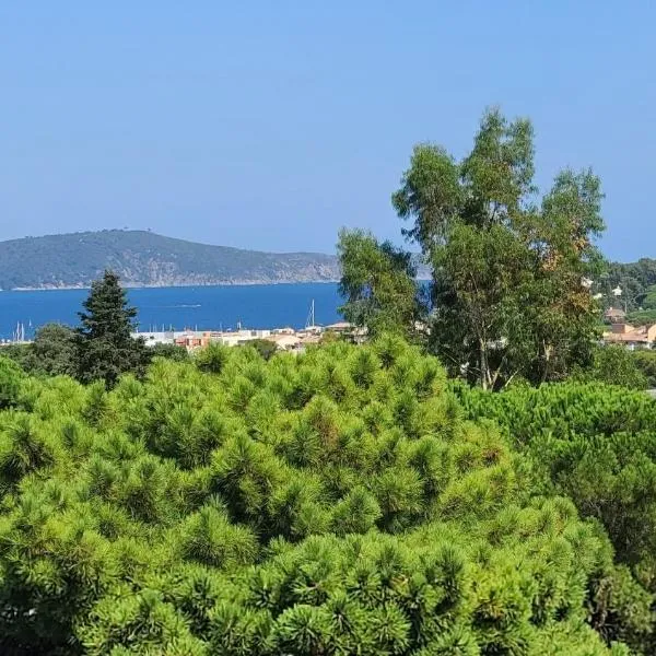 Appartement climatisé T3 vue mer de 63 M2 - 2 chambres et belle terrasse de 23 M2, hotel v destinácii Cavalaire-sur-Mer