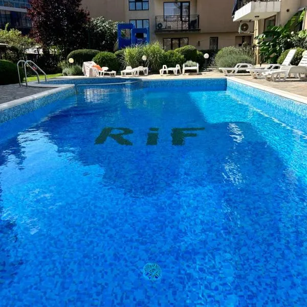 Голям апартамент с прекрасна гледка кьм морето, hotel sa Ravda