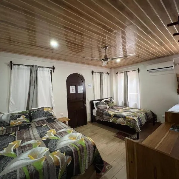 Apartamentos Mansión Tropical, hotel v destinaci Quepos